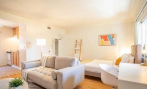 Bright, comfortable Studio with fast WiFi